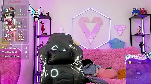 Snapshot of littlevixen18 chatting on March 19, 2025, 5:17 pm littlevixen18 online show from March 19, 2025, 5:17 pm