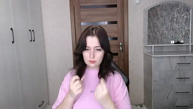 Kristy-Max online show from December 15, 2025, 10:54 am