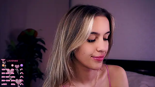 Snapshot of FannyHewson chatting on October 14, 2025, 7:47 pm FannyHewson online show from October 14, 2025, 7:47 pm