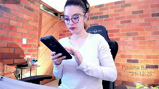 paulinabarnett- online show from December 21, 2025, 9:11 am