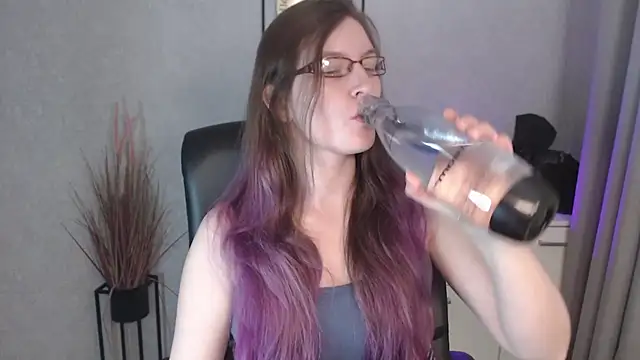 emmaxDelight online show from November 25, 2025, 6:36 am