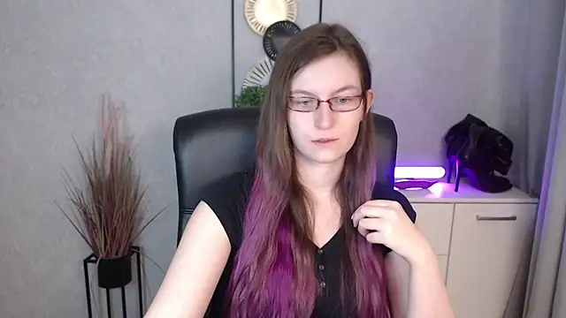 emmaxDelight online show from December 15, 2025, 6:52 am