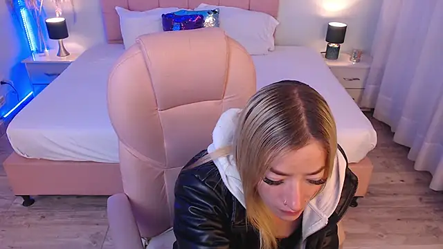 zoe jones13 online show from April 11, 2026, 7:45 am