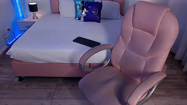 zoe jones13 online show from March 25, 2026, 4:12 am