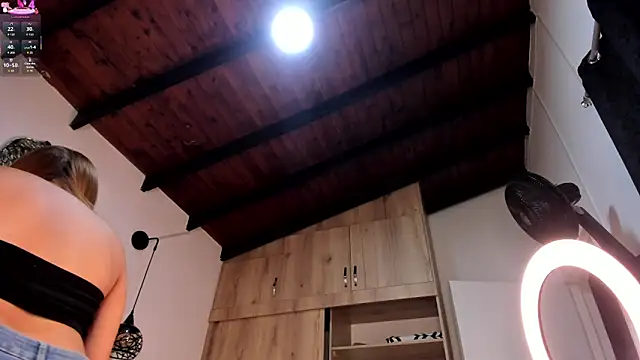 Mia ross16 online show from December 13, 2025, 8:04 pm