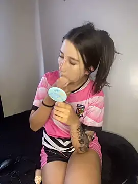  Luuna online show from March 22, 2025, 6:25 pm