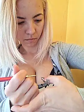 allinqueen online show from April 17, 2026, 11:35 am