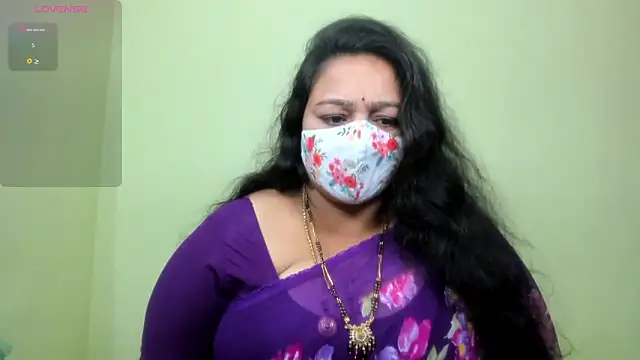 neelu-hoty online show from May 31, 2026, 12:33 pm