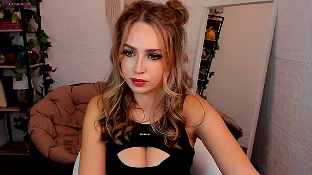 YaraKroft  online show from February 19, 2025, 3:06 am