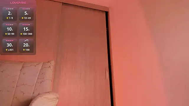 CoralineKam1 online show from November 6, 2025, 8:13 pm