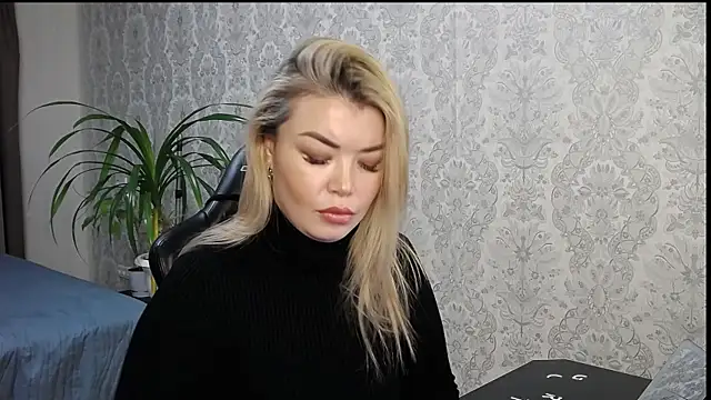 Miakiss ss online show from December 16, 2024, 7:10 pm