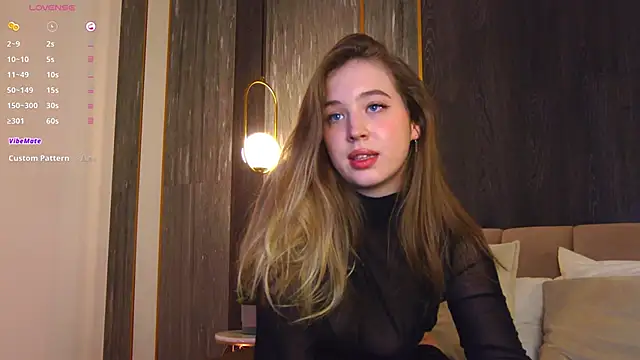 LoraineLuff online show from February 3, 2025, 6:07 pm