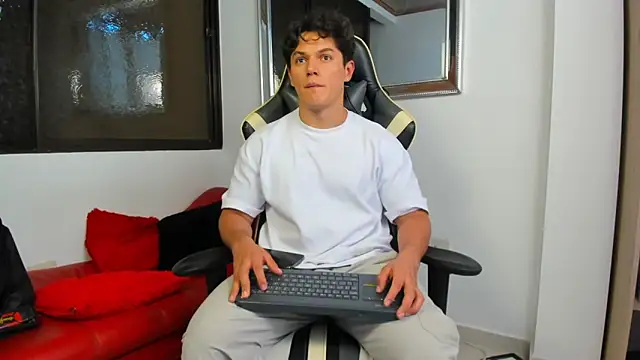 Snapshot of julian_wallace chatting on February 7, 2026, 7:44 pm julian wallace online show from February 7, 2026, 7:44 pm