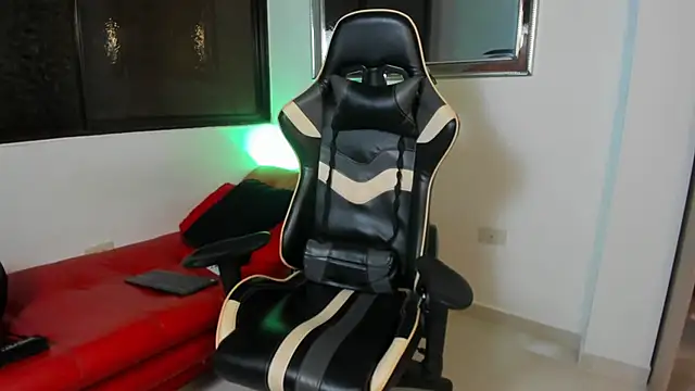 Snapshot of julian_wallace chatting on February 25, 2026, 2:45 am julian wallace online show from February 25, 2026, 2:45 am