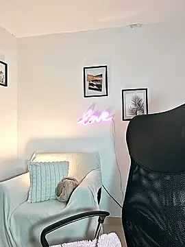 helena smith online show from November 7, 2025, 2:38 am