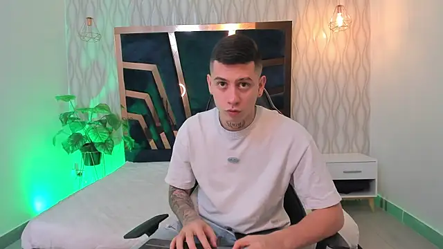 Yeiko Romero  online show from March 15, 2025, 5:26 pm