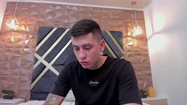 Yeiko Romero  online show from March 18, 2025, 5:33 pm