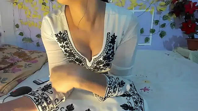 aarjulove online show from May 5, 2026, 11:24 am