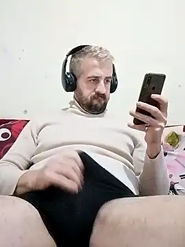 Snapshot of GrofLicno chatting on January 18, 2025, 2:33 pm GrofLicno online show from January 18, 2025, 2:33 pm