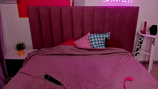 Diana Garrett online show from October 5, 2025, 1:29 am