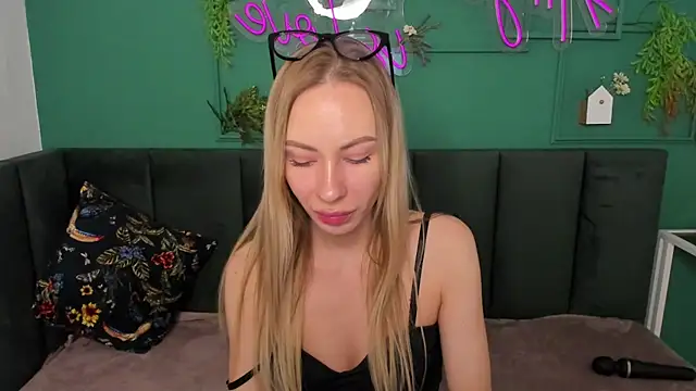 Diana Garrett online show from October 9, 2025, 2:12 am