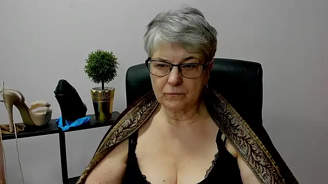 Snapshot of IrisDream chatting on February 17, 2025, 1:55 pm IrisDream online show from February 17, 2025, 1:55 pm