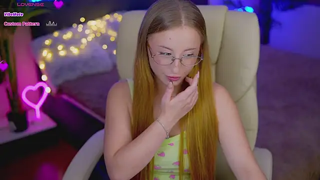 SilverrMoon online show from October 20, 2025, 7:36 pm