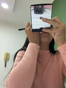 iiris  online show from December 17, 2025, 4:01 pm