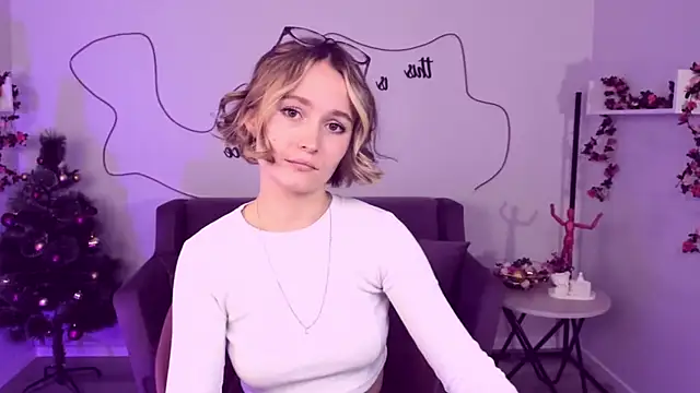 Snapshot of BritnieCute chatting on December 10, 2024, 8:30 am BritnieCute online show from December 10, 2024, 8:30 am