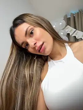 cuteluci  online show from October 19, 2025, 1:36 pm