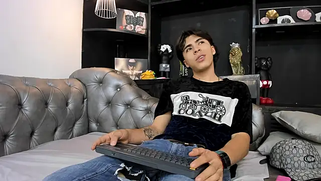 HeellBoy  online show from November 19, 2025, 4:23 am