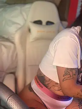 CrownedNyaries online show from December 30, 2024, 6:38 pm