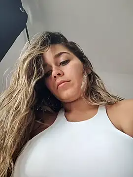 LaurenWelly  online show from March 21, 2025, 9:01 pm