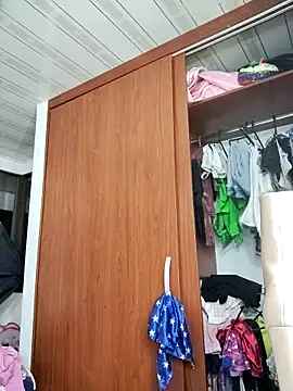 LaurenWelly  online show from March 18, 2025, 4:40 am