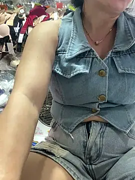 Snapshot of Cesywet chatting on September 10, 2025, 4:44 am Cesywet online show from September 10, 2025, 4:44 am