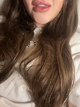 Elinatiranda online show from March 16, 2026, 4:09 am