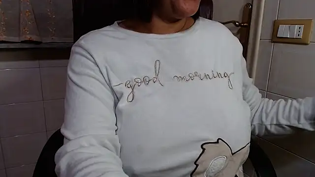 Snapshot of Foxlady2271 chatting on May 1, 2026, 12:48 am Foxlady2271 online show from May 1, 2026, 12:48 am