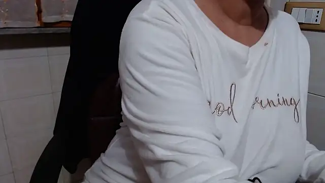 Foxlady2271 online show from January 6, 2026, 3:05 pm