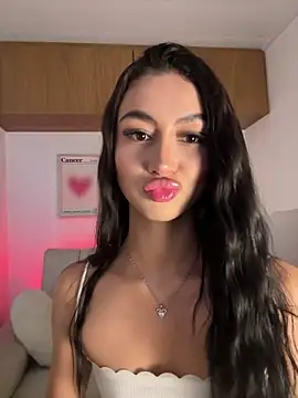 maddy bronw  online show from November 25, 2025, 10:32 pm