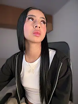 maddy bronw  online show from March 5, 2025, 10:10 pm