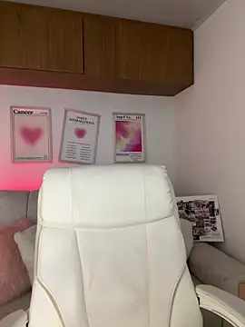 maddy bronw  online show from March 30, 2026, 10:44 pm