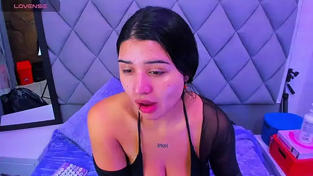 venusowen  online show from December 3, 2025, 12:59 pm