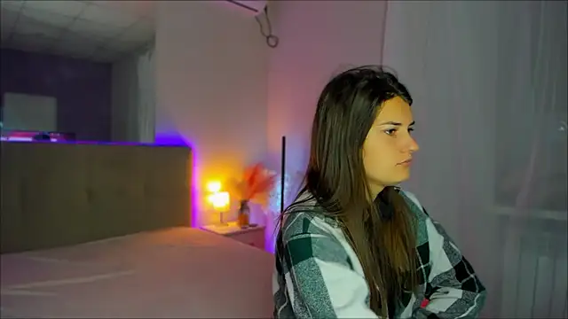 Laura Leee online show from September 25, 2025, 5:24 am