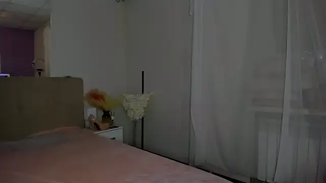 Laura Leee online show from December 4, 2025, 6:12 am