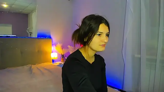 Laura Leee online show from November 20, 2025, 5:52 am