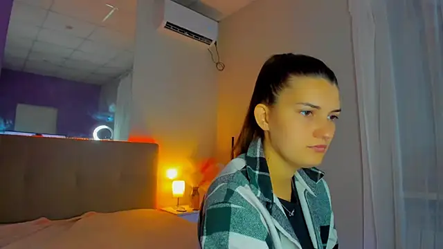 Laura Leee online show from September 19, 2025, 5:33 am