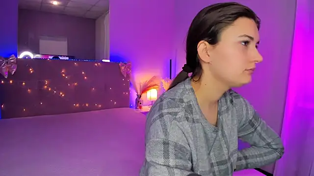 Laura Leee online show from March 29, 2026, 4:58 am