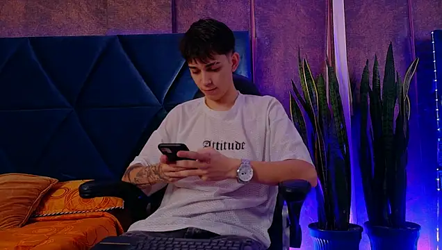 Lion Foster01 online show from December 4, 2025, 9:36 pm