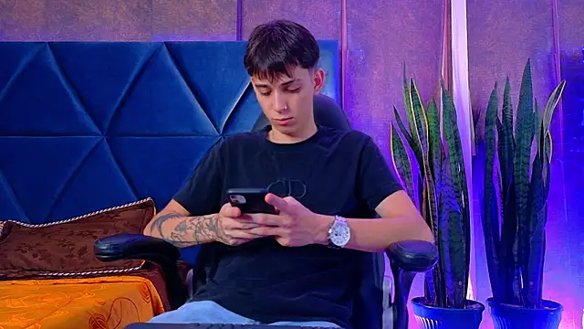 Lion Foster01 online show from December 5, 2025, 9:23 pm