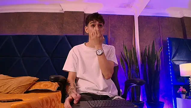 Lion Foster01 online show from December 3, 2025, 7:35 pm